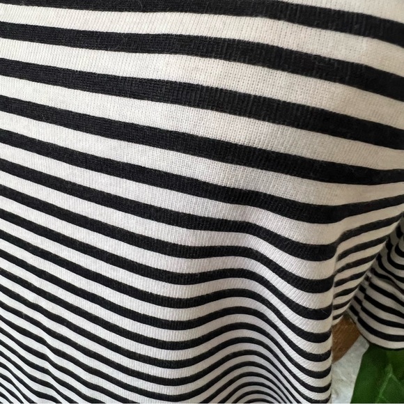 3/$25 💋 Gloria Vanderbilt Black and White Striped Top Size M - Picture 6 of 7